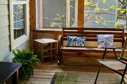 Cozy 1BR King Cottage, 1 Block to Metro Rail - Image 4