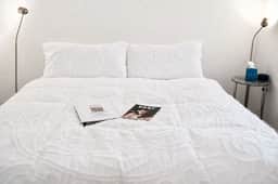 Cozy 1BR King Cottage, 1 Block to Metro Rail - Imagem 2