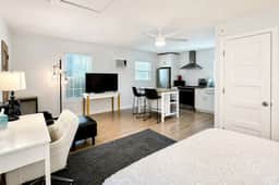 Cozy 1BR King Cottage, 1 Block to Metro Rail - Imagem 5