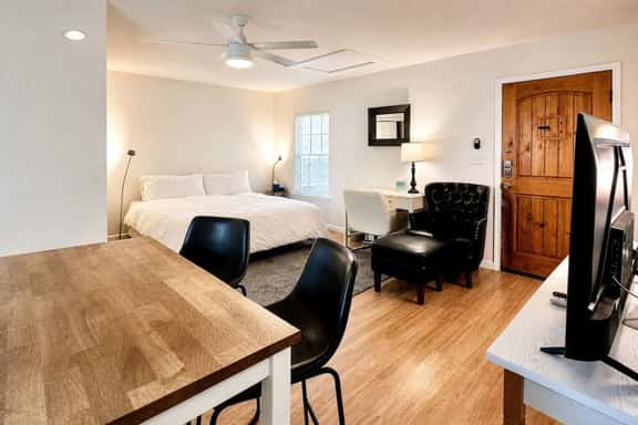 Cozy 1BR King Cottage, 1 Block to Metro Rail - Imagem 1