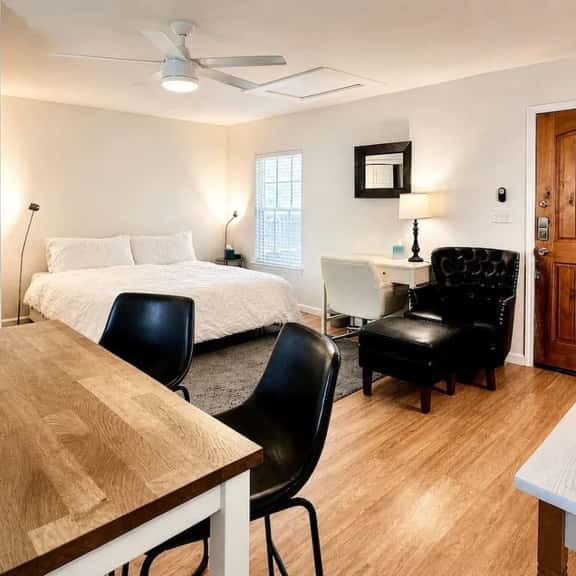 Cozy 1BR King Cottage, 1 Block to Metro Rail - Imagem 1