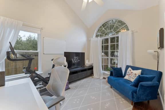 4BR Retreat Near Austin | Backyard & Fire pit