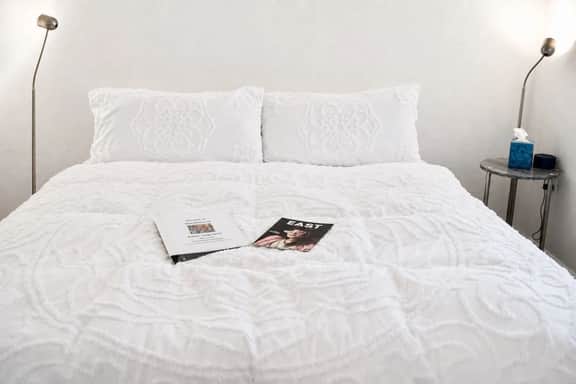 Cozy 1BR King Cottage, 1 Block to Metro Rail - Imagem 2
