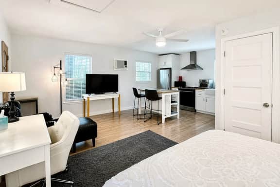 Cozy 1BR King Cottage, 1 Block to Metro Rail - Imagem 5