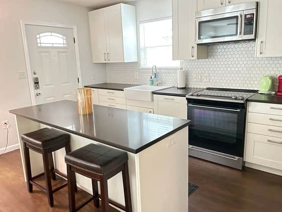 Stylish 2BR/2BA Home, 5 Min to Moody Center - Image 4
